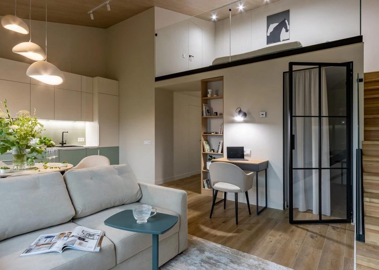 Friss bézs-zöld színvilág, nagy belmagasság kihasználása eredetileg 42m2-es lakásban