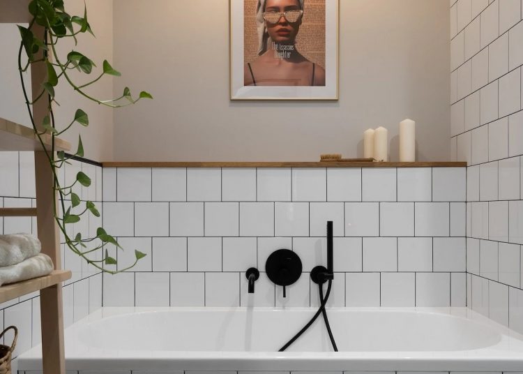 Fürdőszoba kialakítása: egyszerű burkolatok, festés, kád és zuhanyzó 5,2m2-en