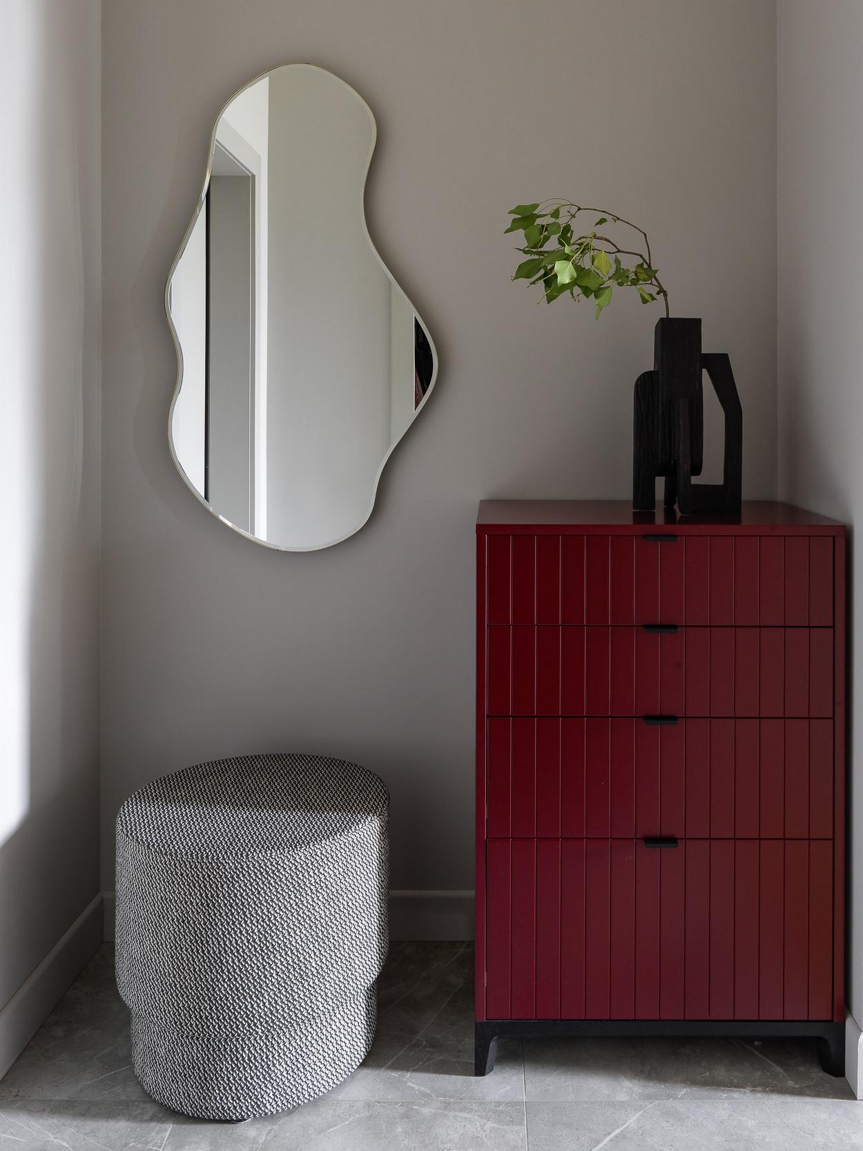 Hatvanéves nő színes, modern lakása - kék-zöld árnyalatok, sok fa