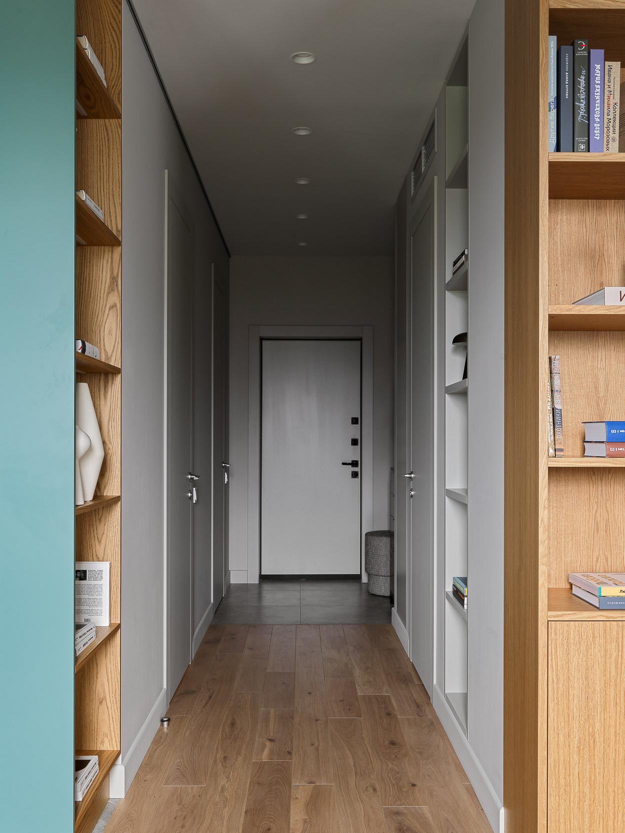 Hatvanéves nő színes, modern lakása - kék-zöld árnyalatok, sok fa