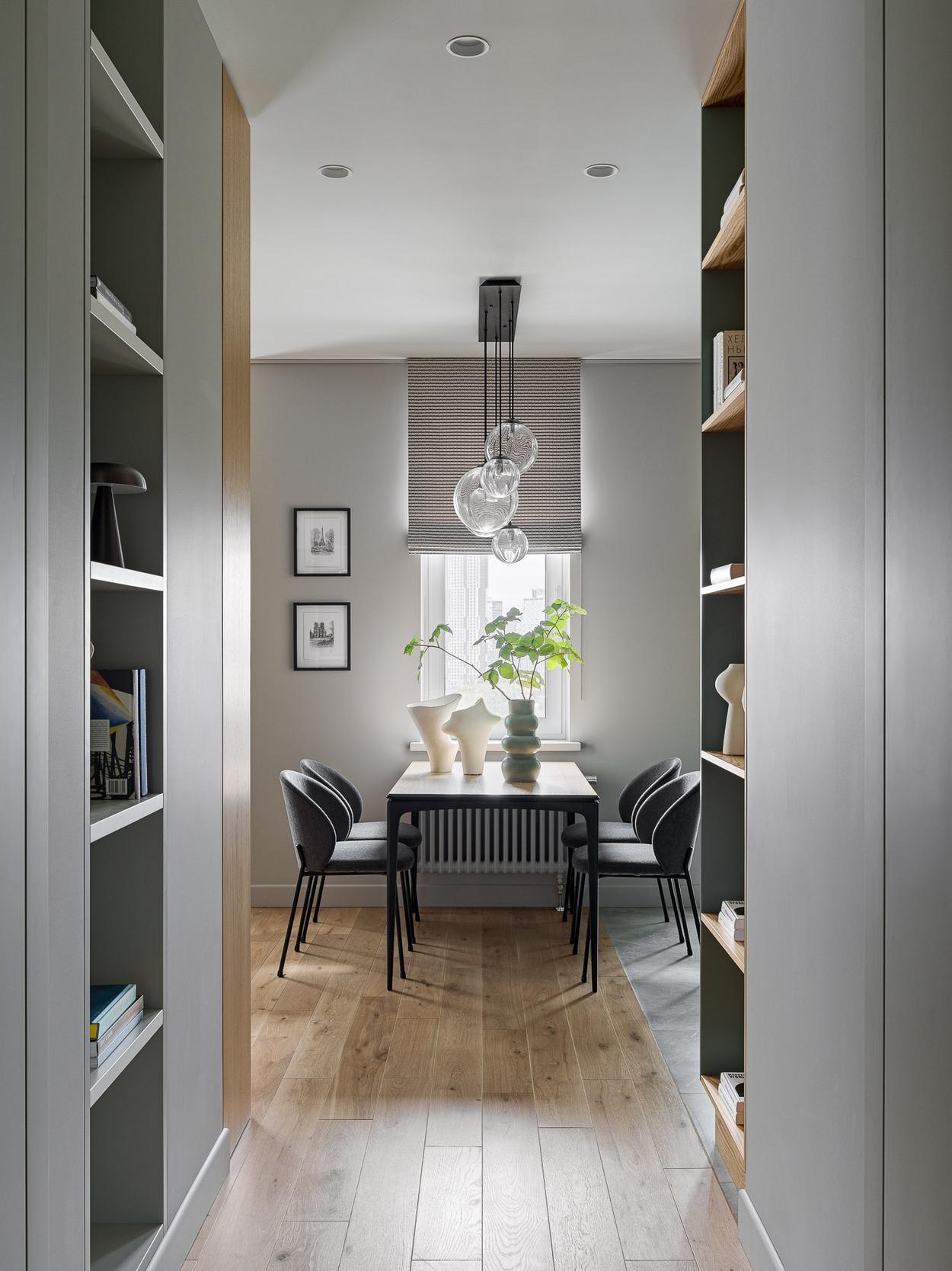 Hatvanéves nő színes, modern lakása - kék-zöld árnyalatok, sok fa