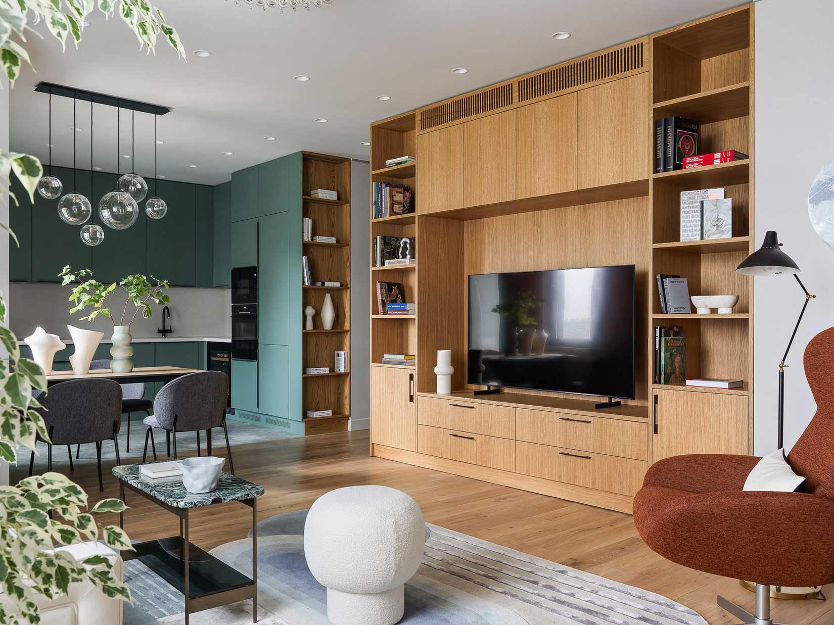 Hatvanéves nő színes, modern lakása - kék-zöld árnyalatok, sok fa