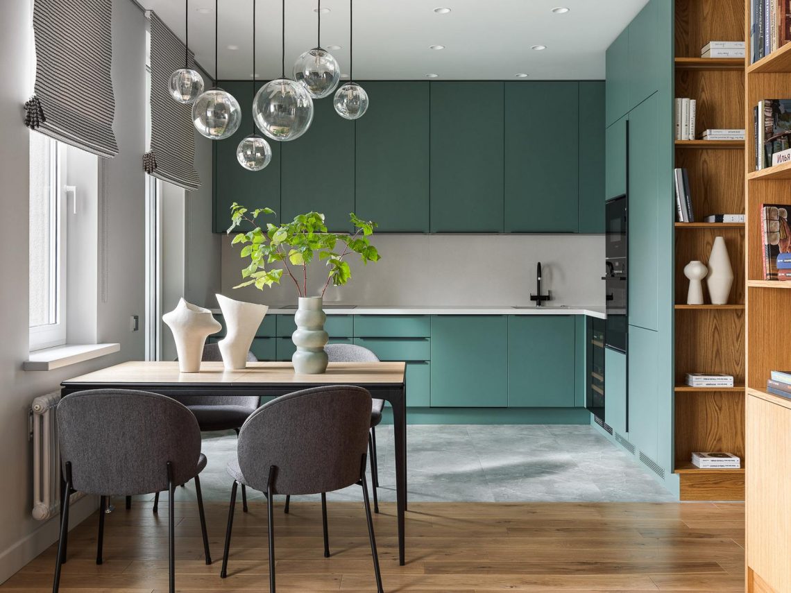 Hatvanéves nő színes, modern lakása - kék-zöld árnyalatok, sok fa