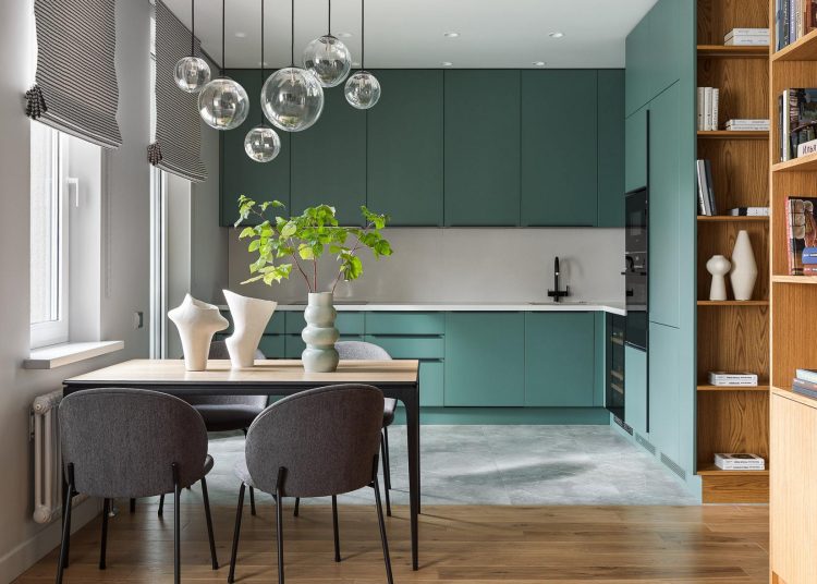 Hatvanéves nő színes, modern lakása - kék-zöld árnyalatok, sok fa