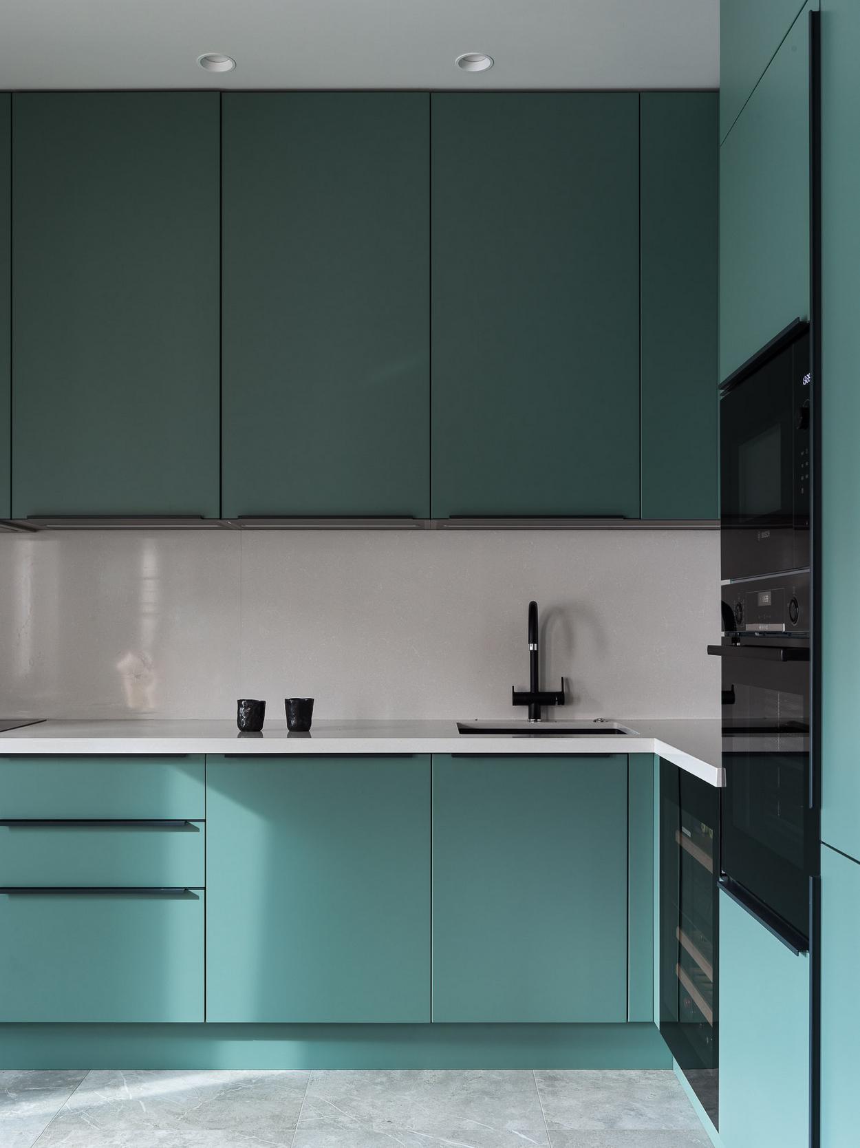 Hatvanéves nő színes, modern lakása - kék-zöld árnyalatok, sok fa