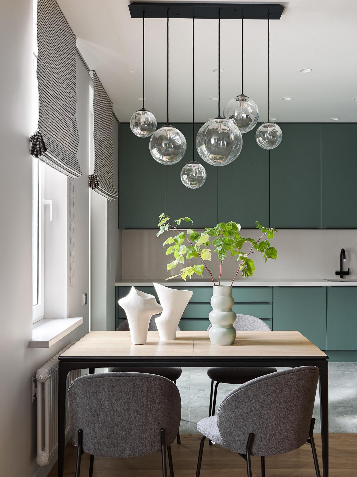 Hatvanéves nő színes, modern lakása - kék-zöld árnyalatok, sok fa