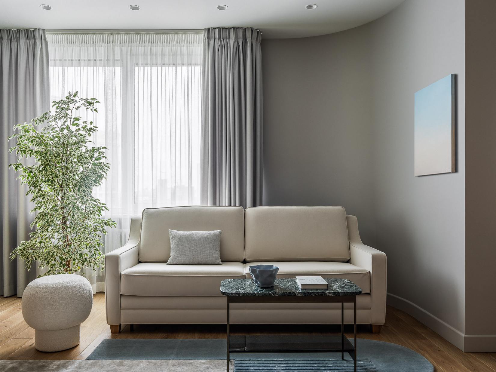 Hatvanéves nő színes, modern lakása - kék-zöld árnyalatok, sok fa