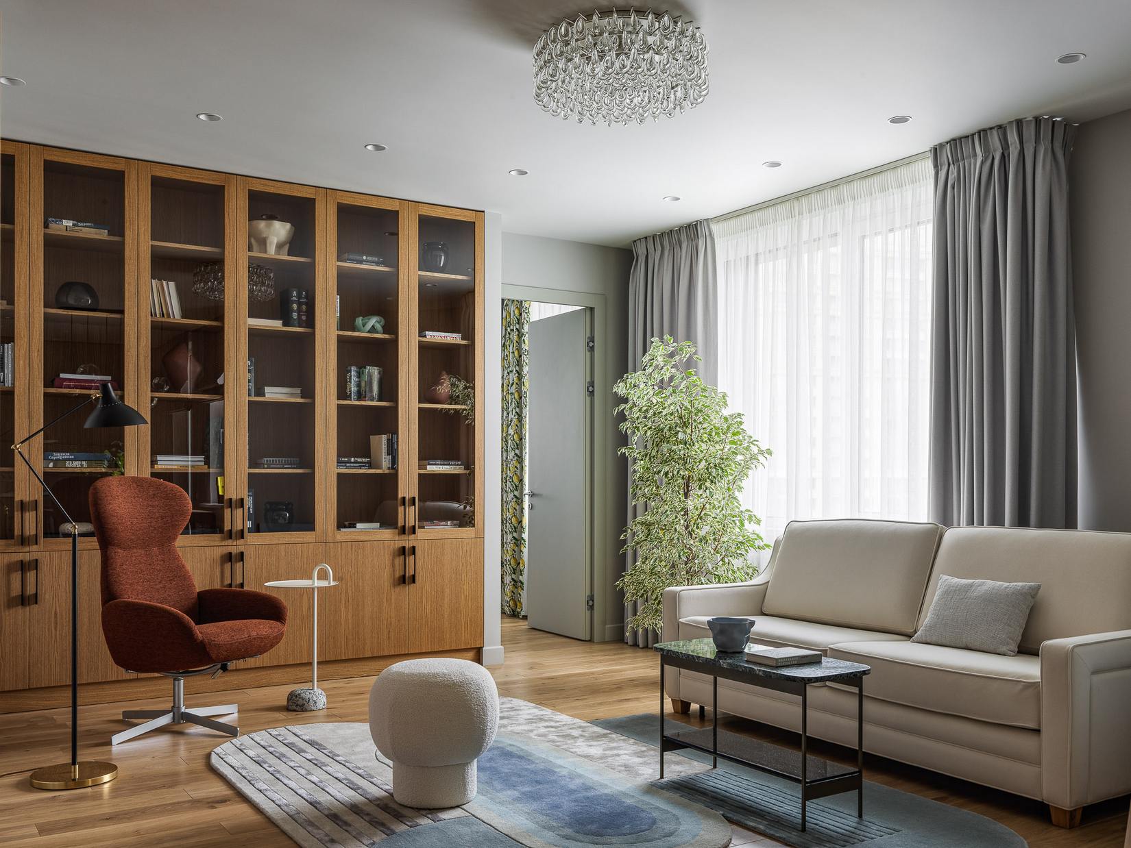 Hatvanéves nő színes, modern lakása - kék-zöld árnyalatok, sok fa