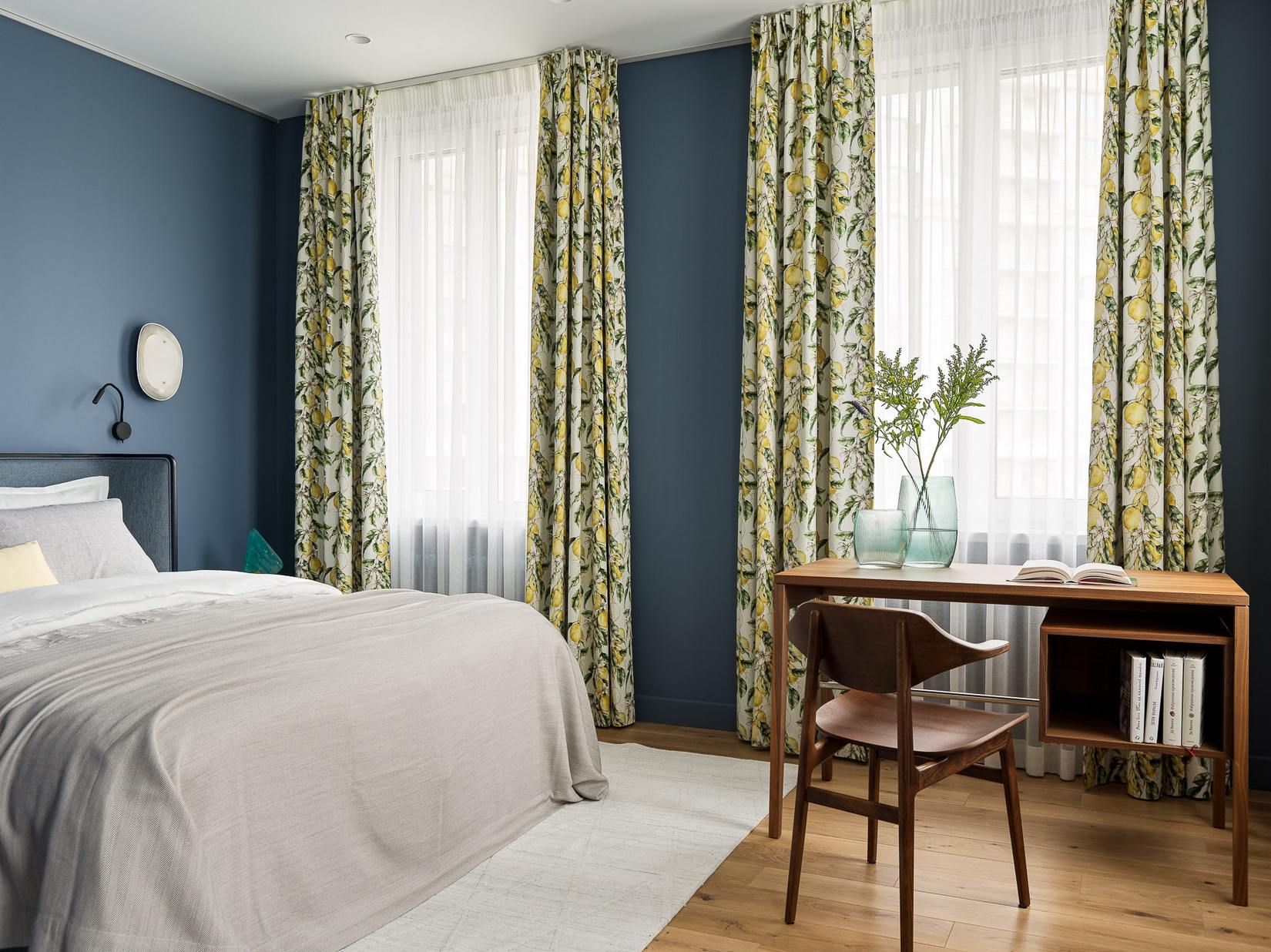 Hatvanéves nő színes, modern lakása - kék-zöld árnyalatok, sok fa