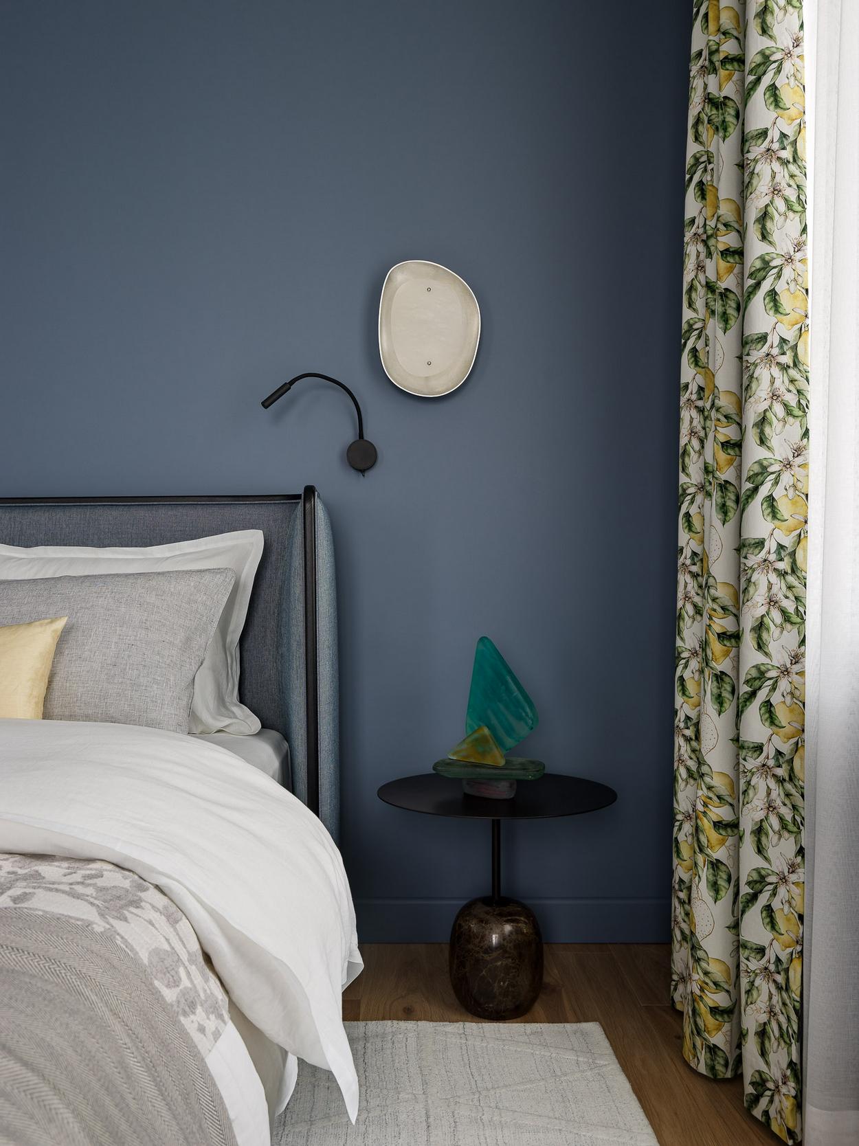 Hatvanéves nő színes, modern lakása - kék-zöld árnyalatok, sok fa