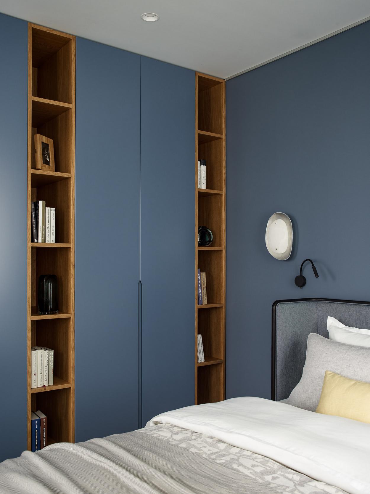 Hatvanéves nő színes, modern lakása - kék-zöld árnyalatok, sok fa