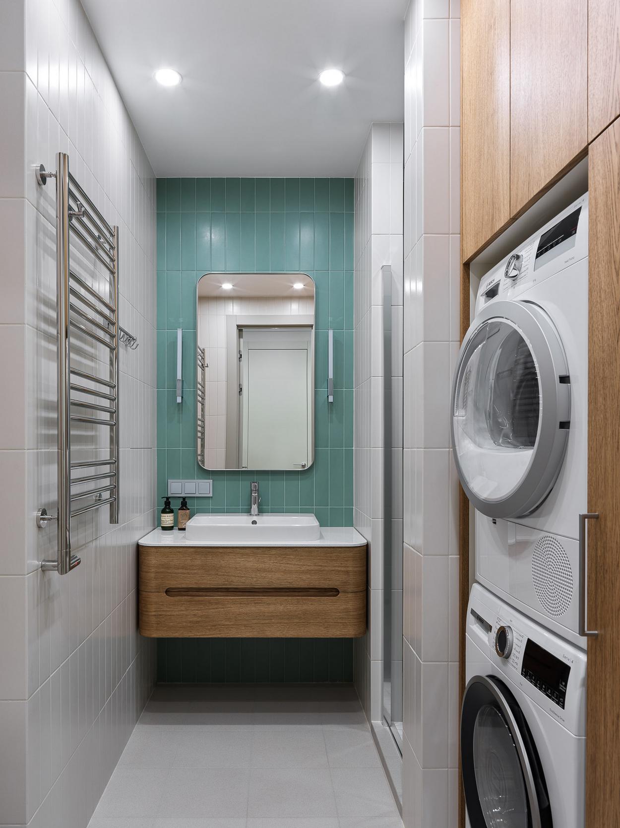 Hatvanéves nő színes, modern lakása - kék-zöld árnyalatok, sok fa