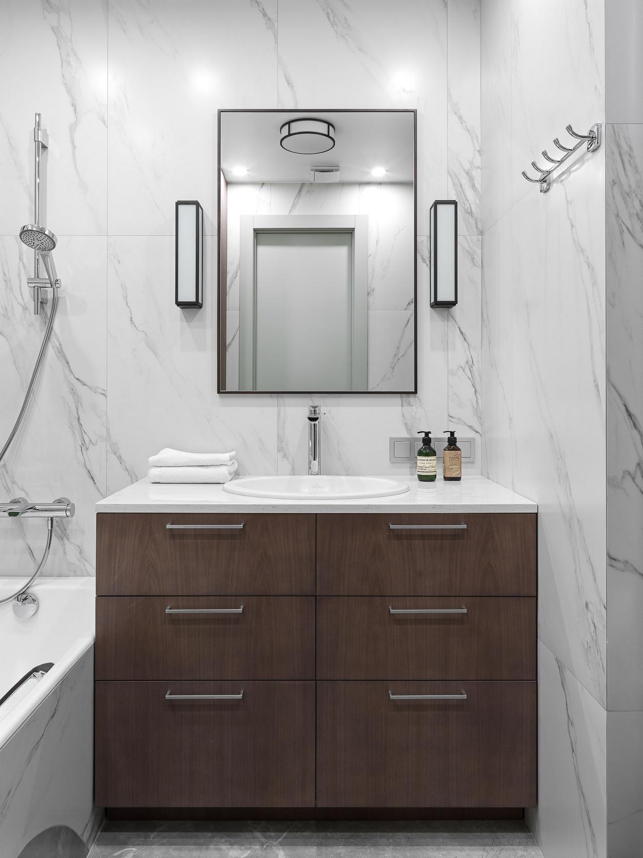 Hatvanéves nő színes, modern lakása - kék-zöld árnyalatok, sok fa