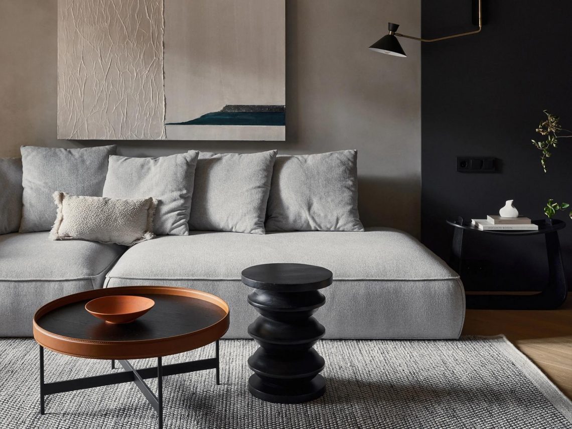 Inspiráló, sötét berendezés informatikus férfi modern otthonában