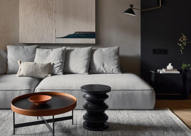 Inspiráló, sötét berendezés informatikus férfi modern otthonában