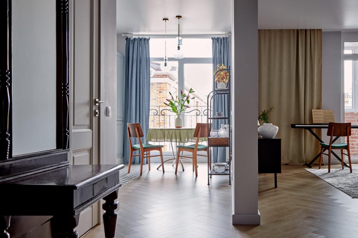 Kevés bútor, könnyű terek, rengeteg fény 54m2-es lakásban