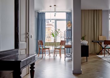 Kevés bútor, könnyű terek, rengeteg fény 54m2-es lakásban