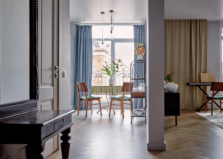 Kevés bútor, könnyű terek, rengeteg fény 54m2-es lakásban