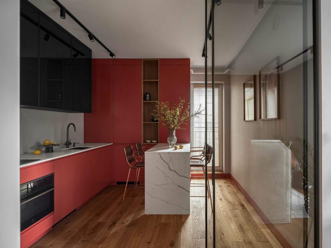Kis lakás, modern terrakotta-narancs konyha, félsziget