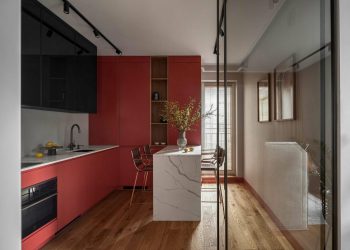 Kis lakás, modern terrakotta-narancs konyha, félsziget