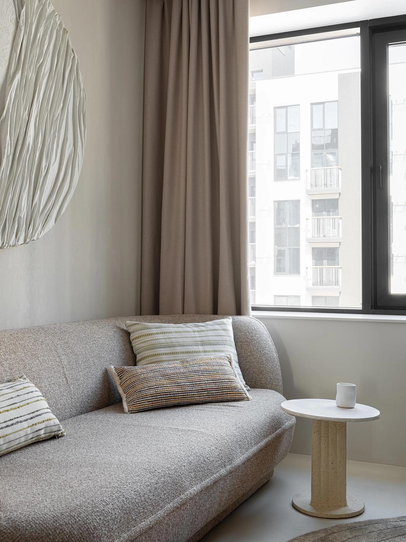 Könnyed, meleg és minimalista enteriőr Könnyed, meleg és minimalista enteriőr