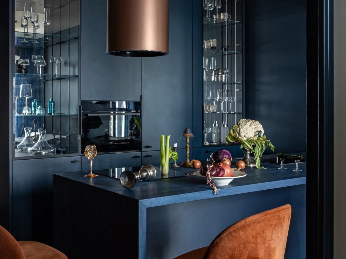 Különleges dekoráció, sötétkék árnyalatok egy érdekes, 40m2-es lakásban