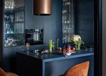 Különleges dekoráció, sötétkék árnyalatok egy érdekes, 40m2-es lakásban