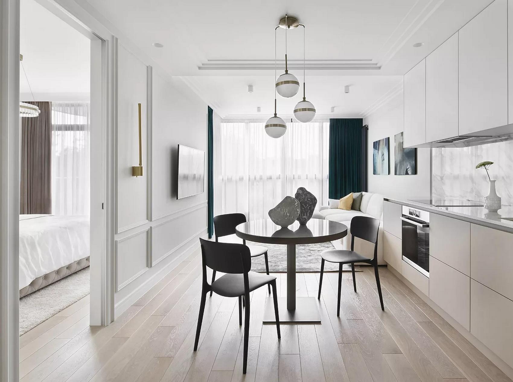 Lakásdekoráció sok fehérrel, modern stílus és klasszikus elemek 52m2-en