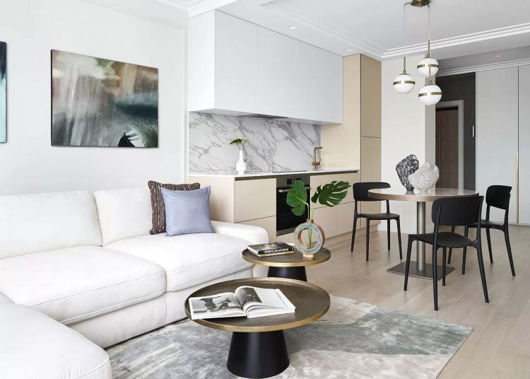 Lakásdekoráció sok fehérrel, modern stílus és klasszikus elemek 52m2-en