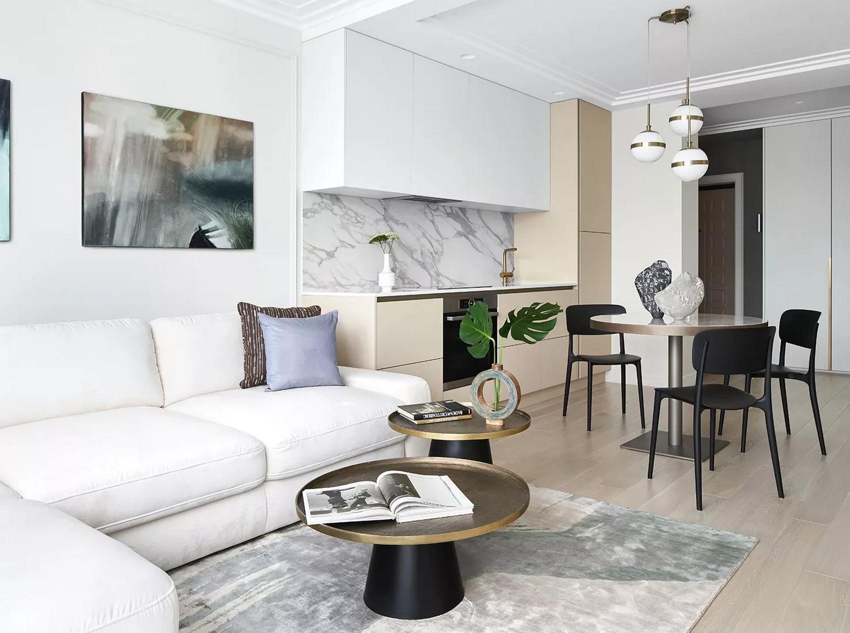 Lakásdekoráció sok fehérrel, modern stílus és klasszikus elemek 52m2-en