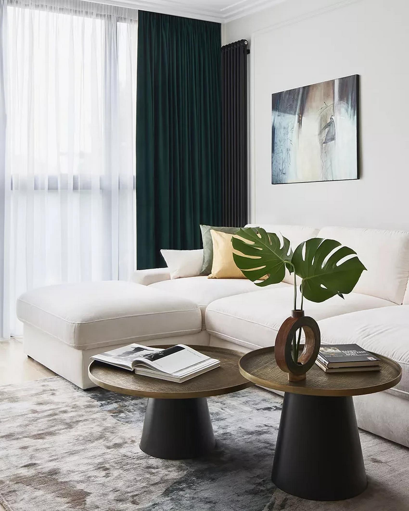 Lakásdekoráció sok fehérrel, modern stílus és klasszikus elemek 52m2-en