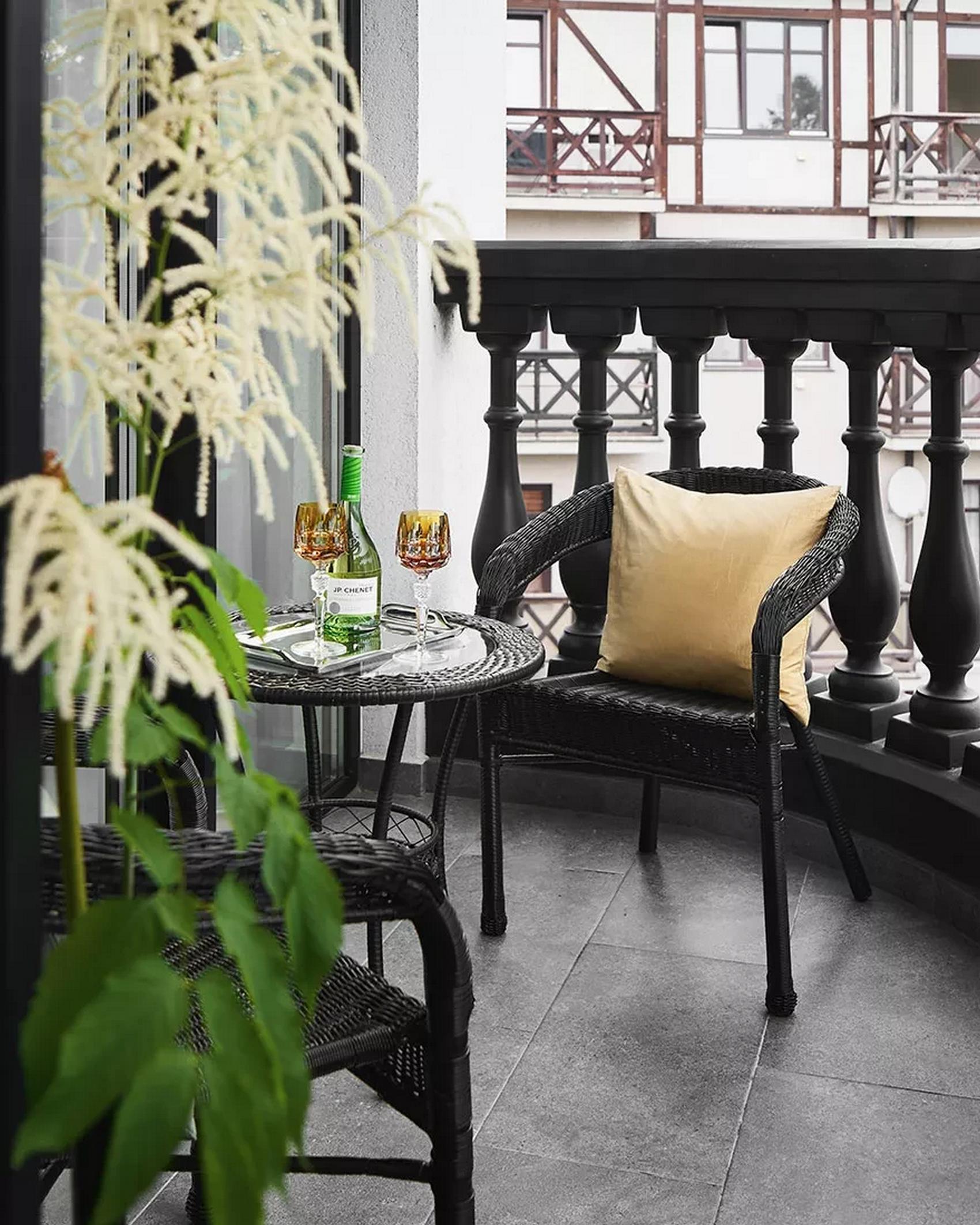 Lakásdekoráció sok fehérrel, modern stílus és klasszikus elemek 52m2-en