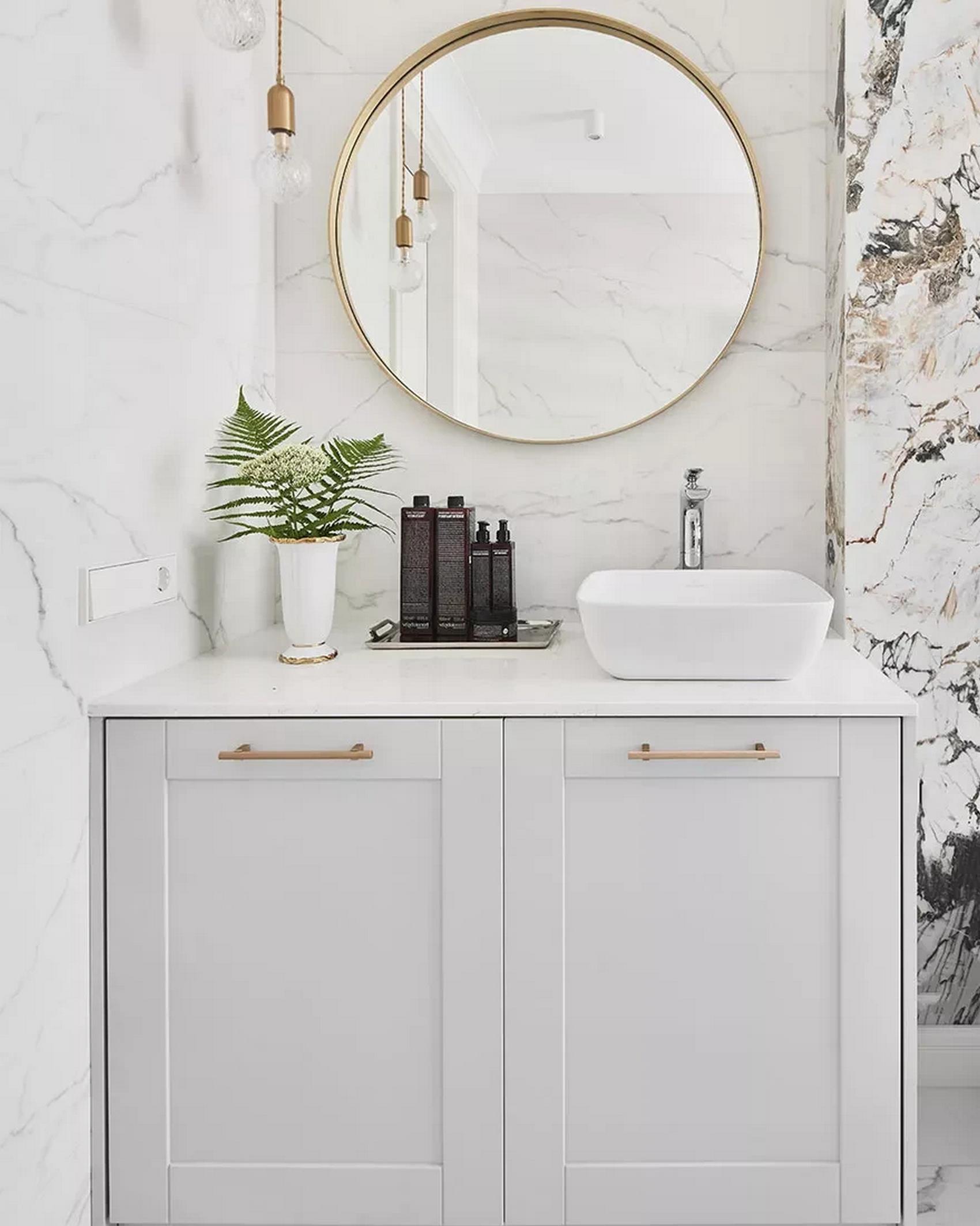 Lakásdekoráció sok fehérrel, modern stílus és klasszikus elemek 52m2-en