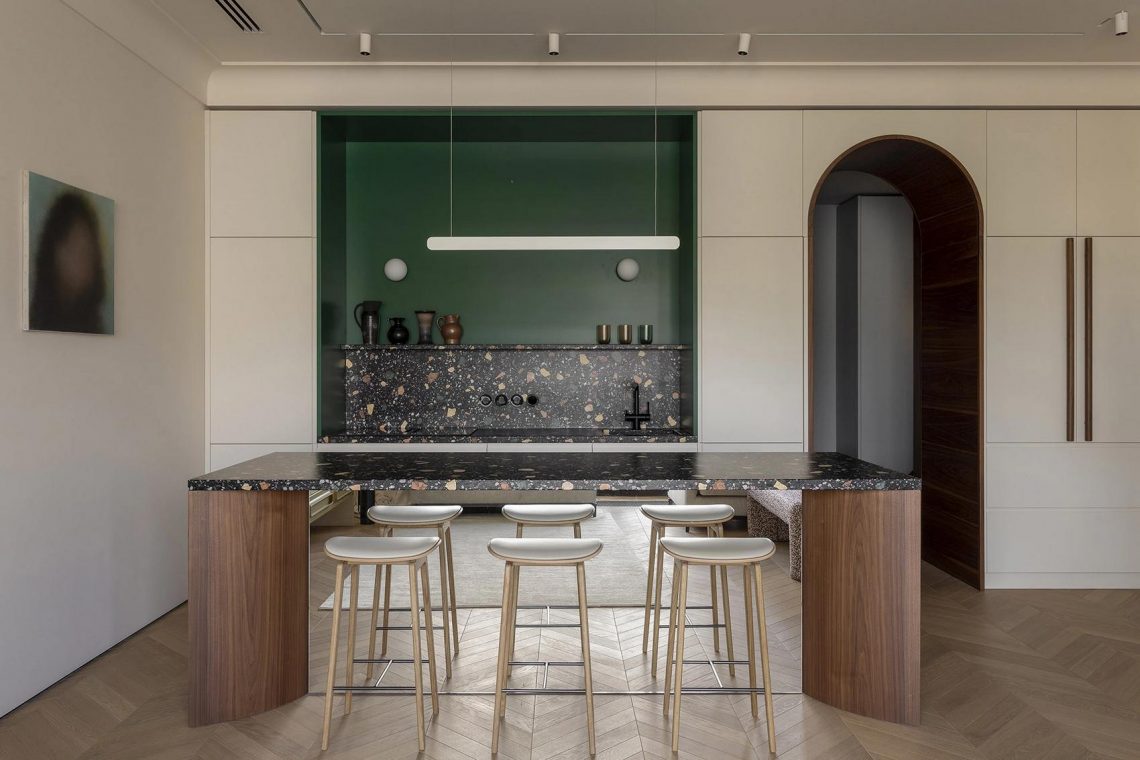 Merész konyhasziget és terrazzo burkolatok: kreatív fiatal nő otthona