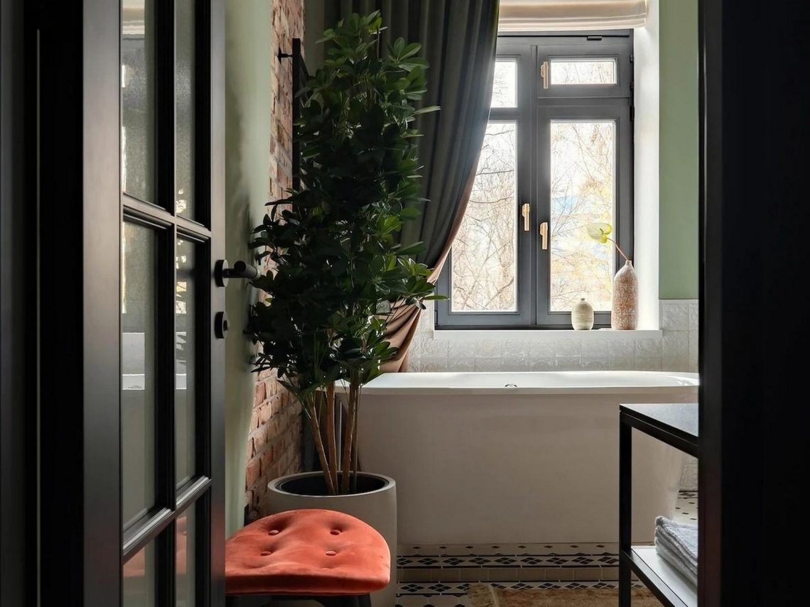 Nagy ablakos fürdőszoba, melyet a konyha helyén alakítottak ki