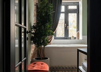 Nagy ablakos fürdőszoba, melyet a konyha helyén alakítottak ki