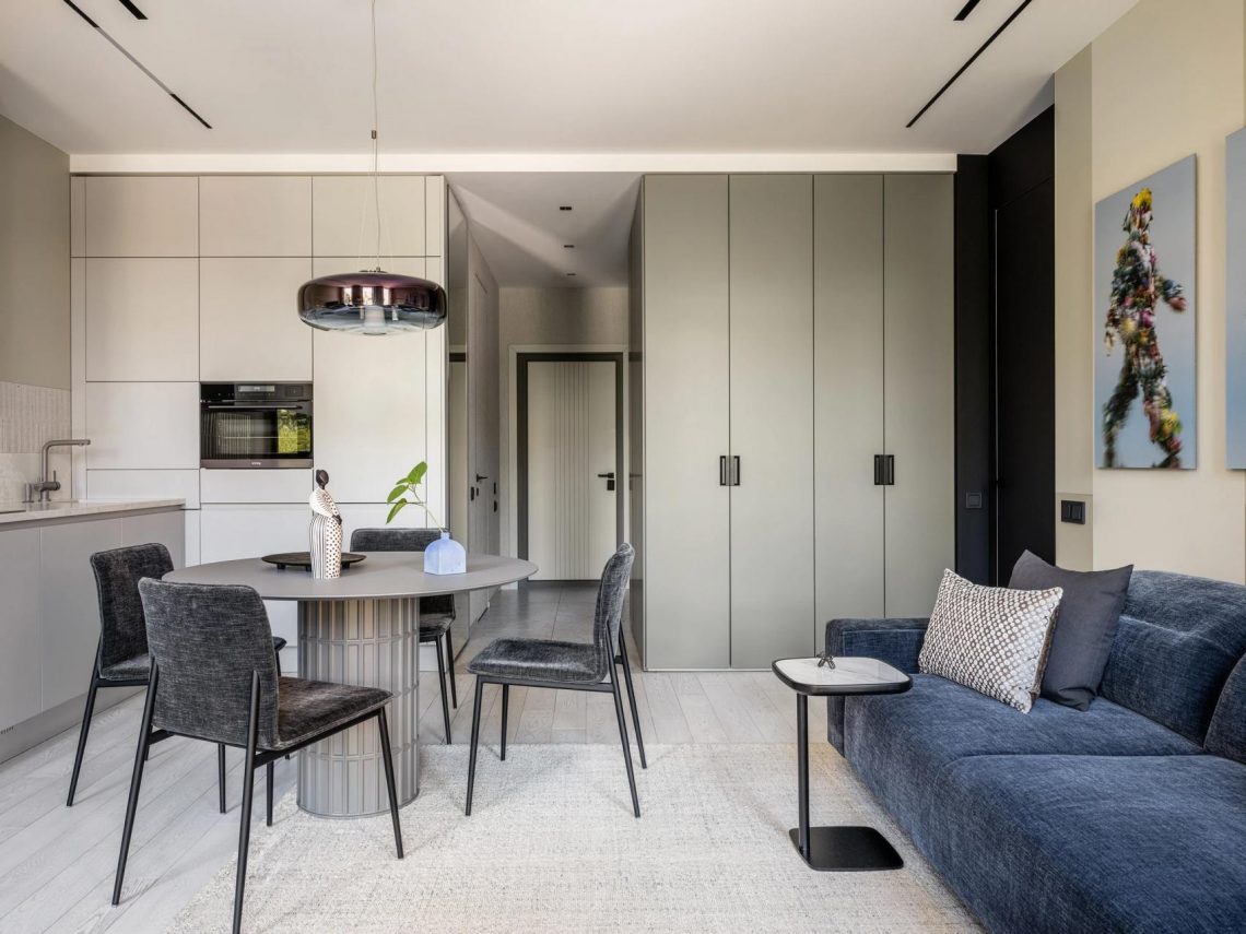 Nyugalom, harmónia és rend, fiatal nő monokróm otthona színes részletekkel