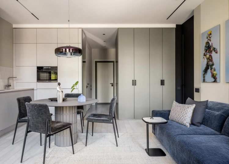 Nyugalom, harmónia és rend, fiatal nő monokróm otthona színes részletekkel