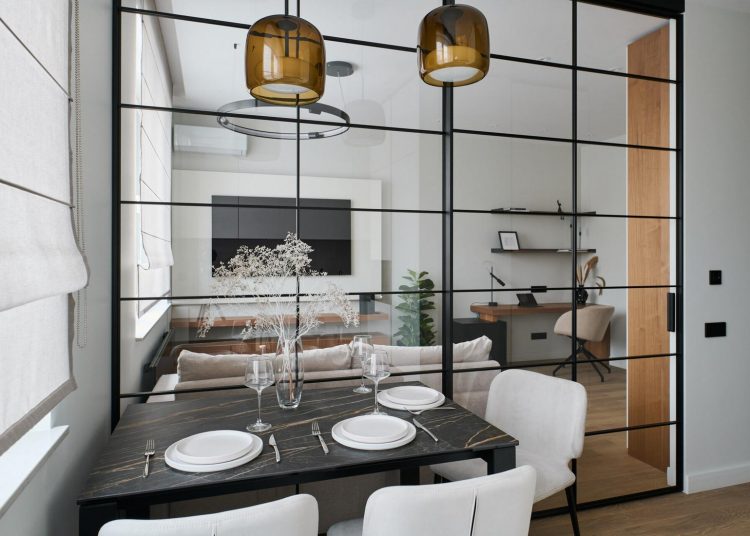 Új építésű lakás berendezése könnyed minimalista stílusban