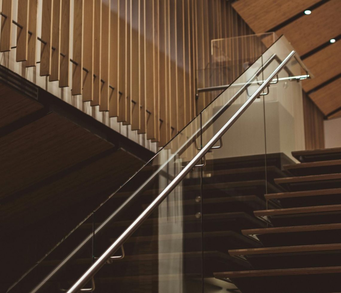 Modern lakberendezési trendek: így hódítanak az üvegkorlátok!