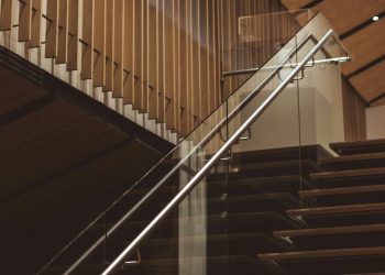 Modern lakberendezési trendek: így hódítanak az üvegkorlátok!