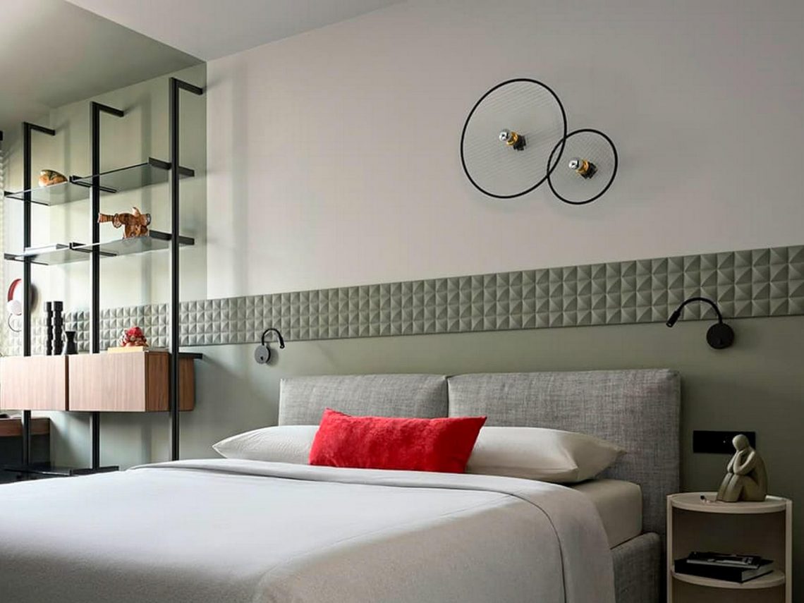 3D falpanel a fő dekorelem a fiatal férfinak berendezett modern lakásban