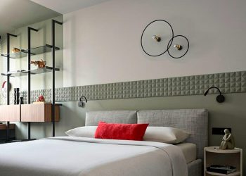 3D falpanel a fő dekorelem a fiatal férfinak berendezett modern lakásban