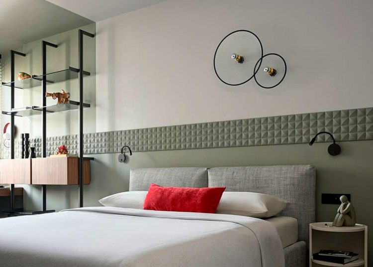 3D falpanel a fő dekorelem a fiatal férfinak berendezett modern lakásban