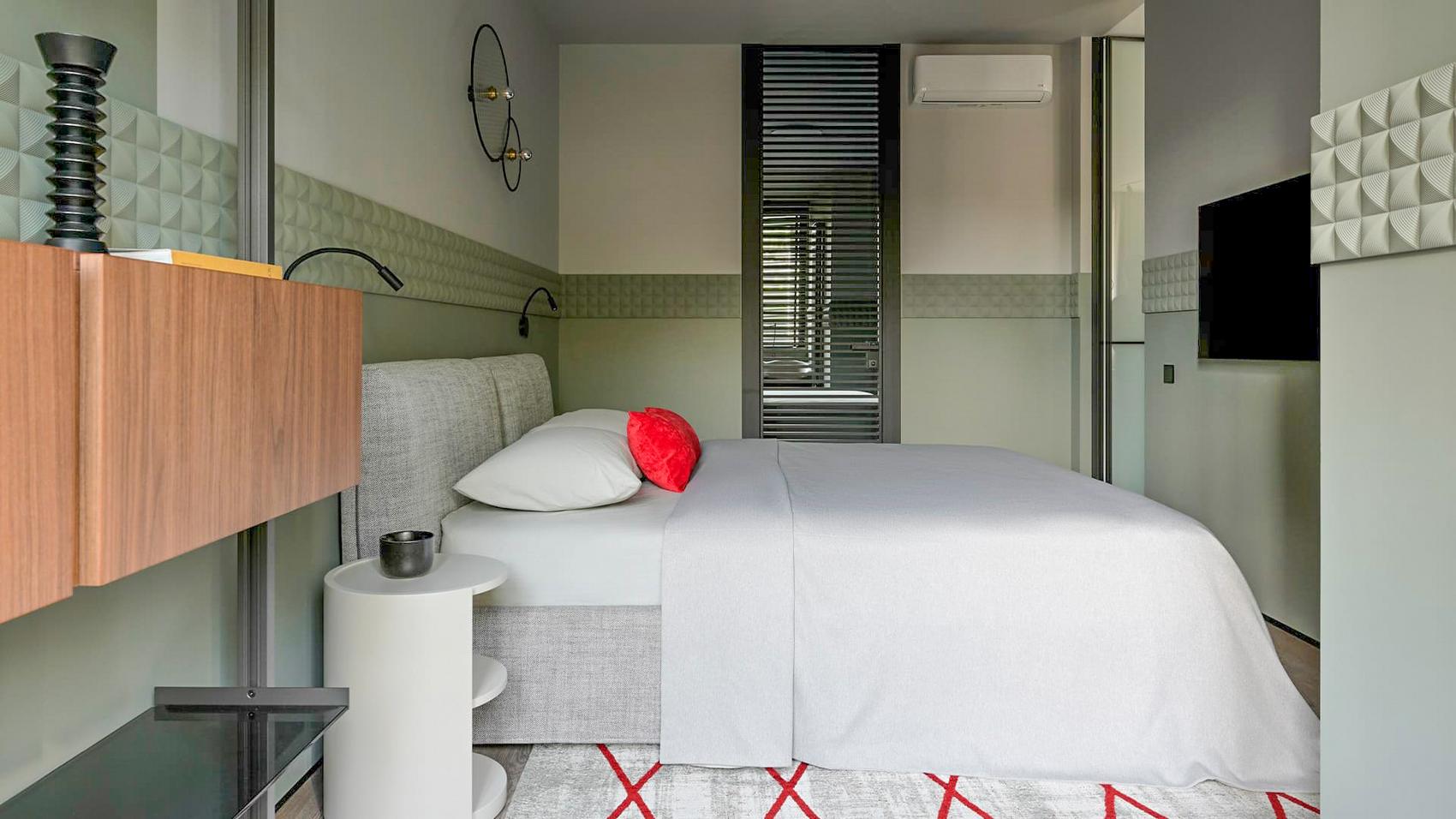 3D falpanel a fő dekorelem a fiatal férfinak berendezett modern lakásban 3D falpanel a fő dekorelem a fiatal férfinak berendezett modern lakásban