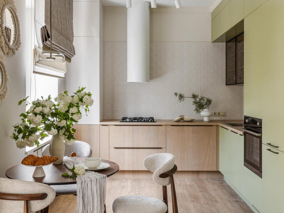 Fiatal nő otthona, ahol a berendezést a trópusok könnyed hangulata ihlette