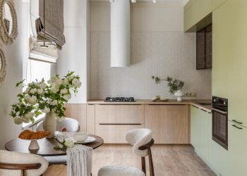 Fiatal nő otthona, ahol a berendezést a trópusok könnyed hangulata ihlette