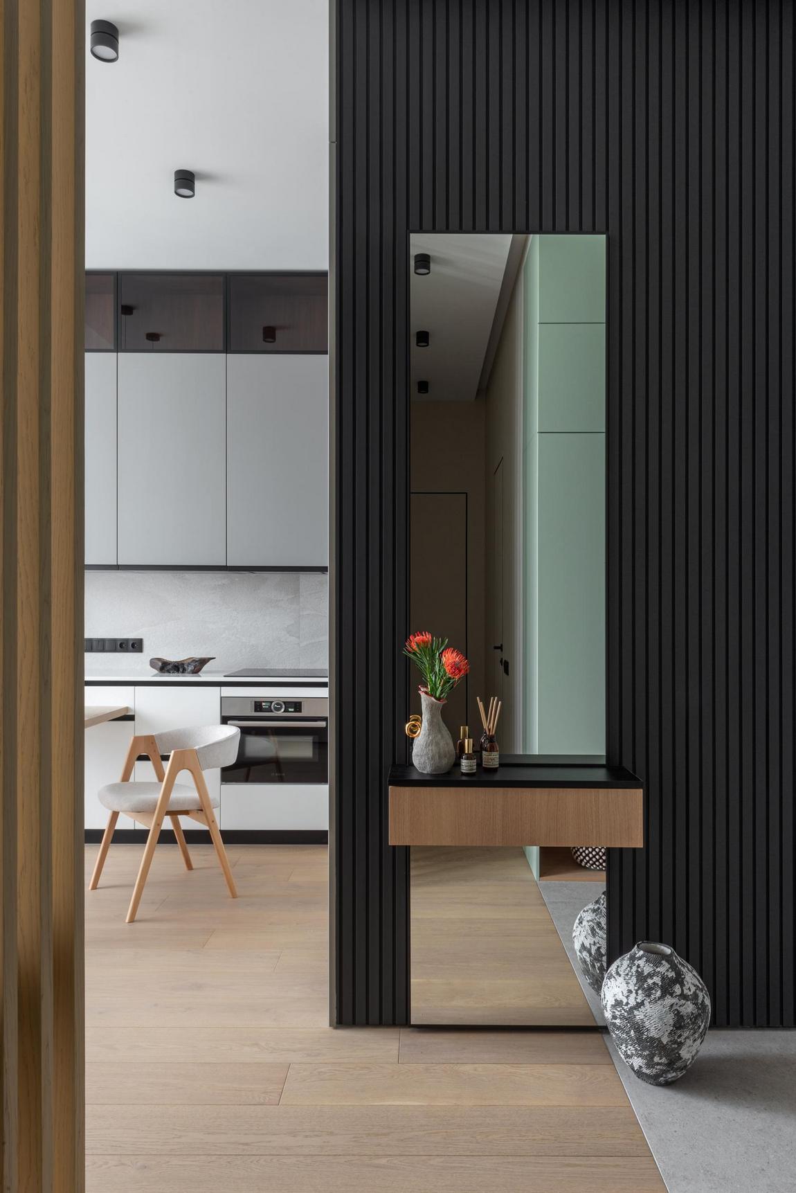 Friss, világos lakás fa és menta színű részletekkel, fiatalok 57m2-es otthona