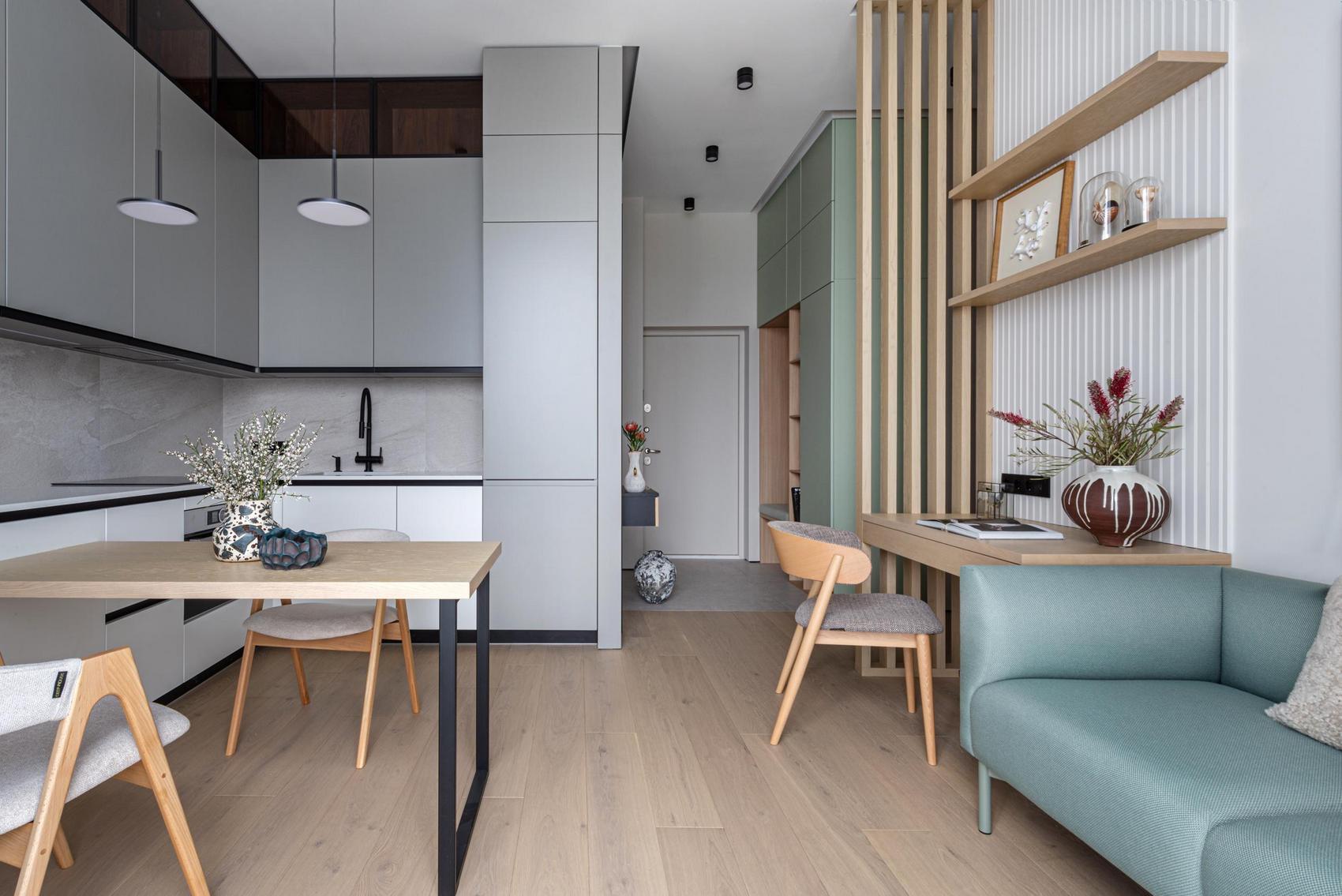 Friss, világos lakás fa és menta színű részletekkel, fiatalok 57m2-es otthona