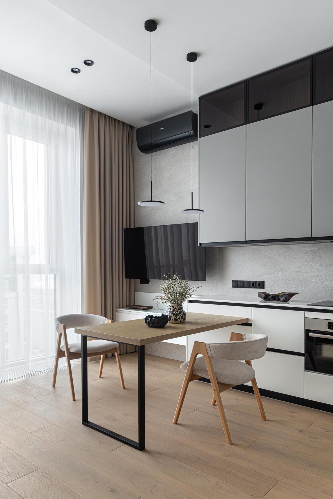 Friss, világos lakás fa és menta színű részletekkel, fiatalok 57m2-es otthona